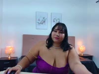 Soy una chica reservada, y muchas veces me cuesta ser la primera en hablar. No porque no tenga qué decir, sino porque mi timidez suele ganarme. Tengo una cara que muchas personas describen como bonita, con rasgos suaves y una expresión tranquila.