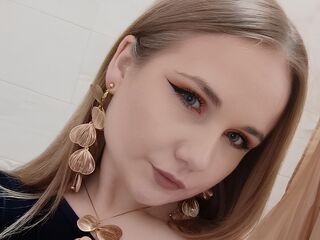girl fingering shaved pussy CarolinaEvan
