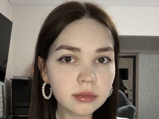 naughty cam girl fingering shaved pussy EmiliRoyzi