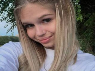 naughty camgirl masturbating with vibrator EricaVon