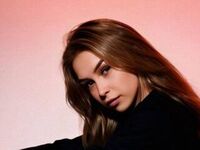 cam girl playing with dildo KendraDuell