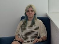 girl showing tits LauriMagnie