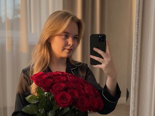 topless cam girl MelissaMyla