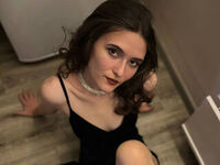 cam girl playing with vibrator NikiMilton