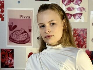 naked cam girl RaeannCeronsky