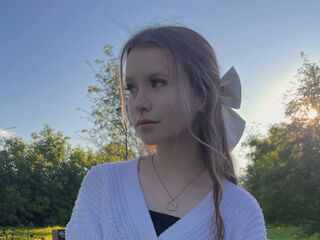 topless camgirl SophieBannington