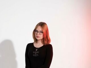 camgirl fingering shaved pussy SuzanGoldstein