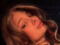 cam girl playing with sextoy ViolaKerelina