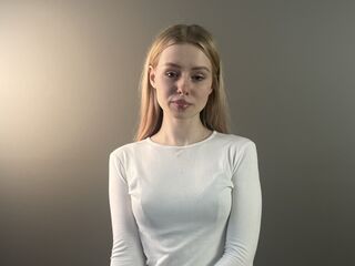 hot cam girl fingering shaved pussy WanVondracek
