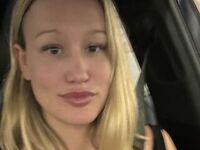 cam girl playing with sextoy hannacalifornia